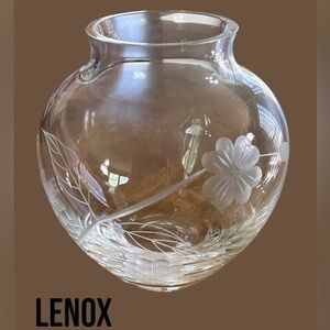 Lenox USA-bud vase 5”x4” lead crystal w/etched floral, vine, leaves. Beautiful!